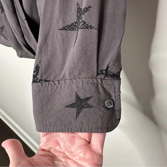 Rails Medium Hillary Charcoal Cheetah Stars Blouse Top Preppy Classic Neutral - Picture 11 of 14